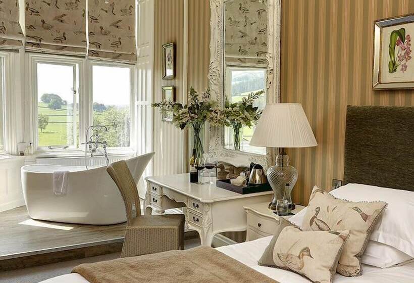 高级大房间, Falcon Manor