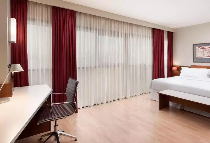 اتاق استاندارد با تخت بزرگ, Four Points By Sheraton Barcelona Diagonal