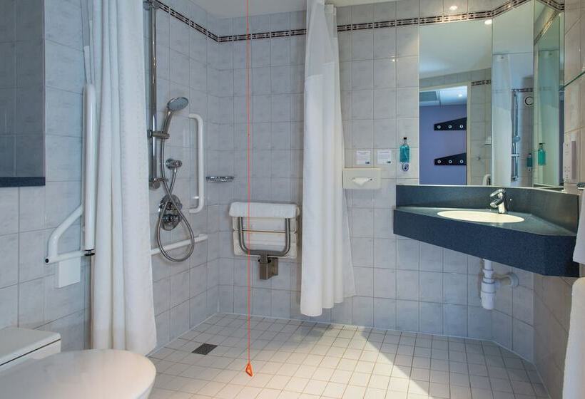 Номер Стандарт Адаптированный для Инвалидов, Holiday Inn Express London   Wandsworth, An Ihg