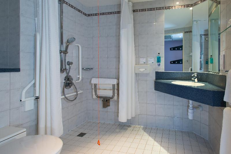 Номер Стандарт Адаптированный для Инвалидов, Holiday Inn Express London   Wandsworth, An Ihg