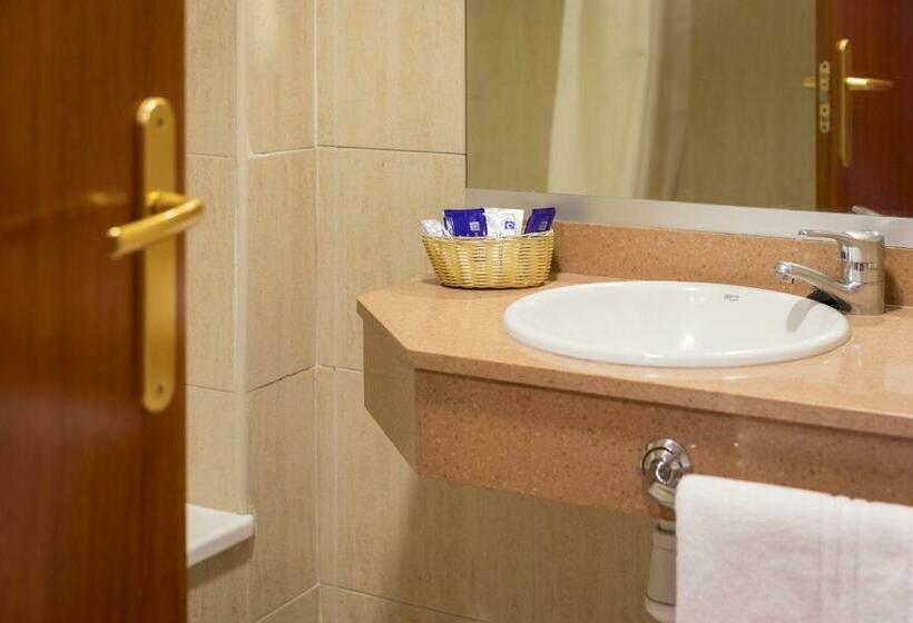 غرفة قياسية ثلاثية مطلة علي حمام السباحة, htop royal star