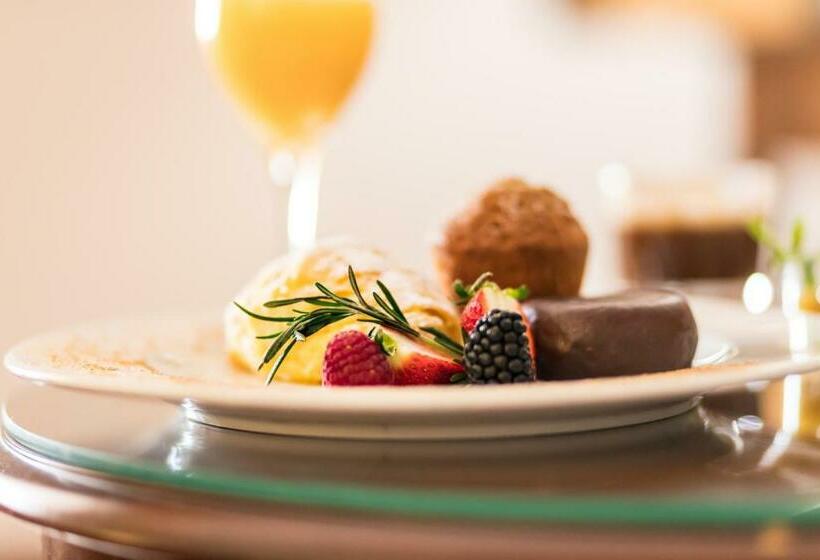 수피리어 룸, Izan Trujillo