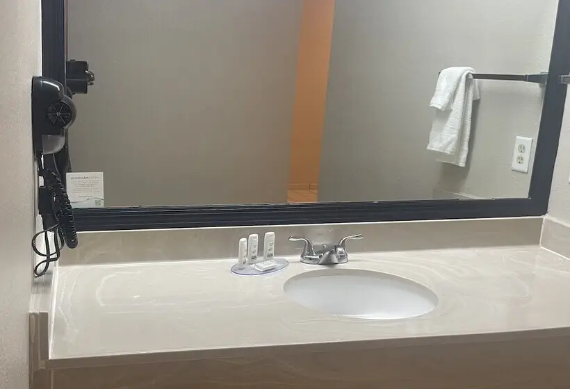 سوییت, Red Roof Inn & Suites Hinesville