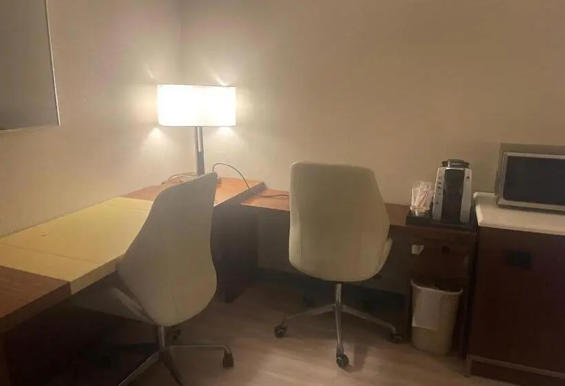 سوئیت با تخت بزرگ, Red Roof Inn & Suites Hinesville