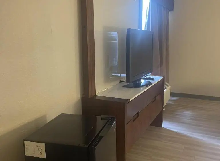 سوئیت با تخت بزرگ, Red Roof Inn & Suites Hinesville