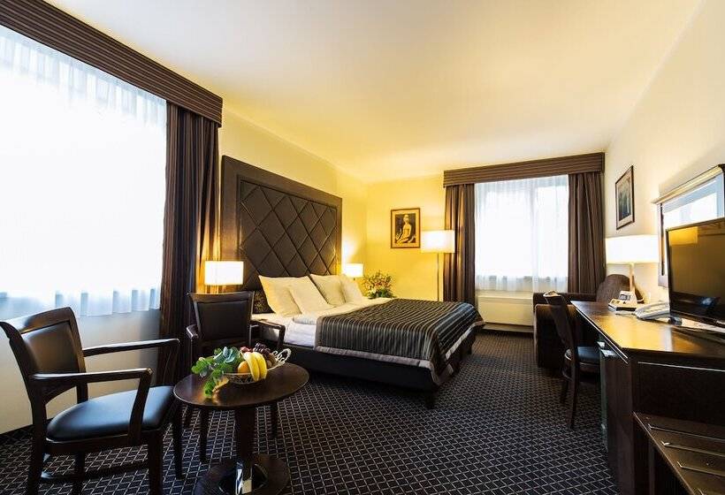 غرفة تنفيذية, Selsky Dvur  Bohemian Village Courtyard