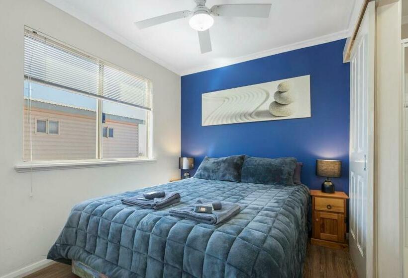 Номер Стандарт с Балконом, The Cove Holiday Village