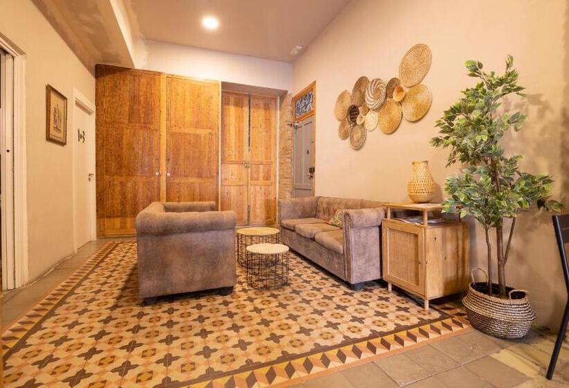 اتاق لوکس, Birdhouse