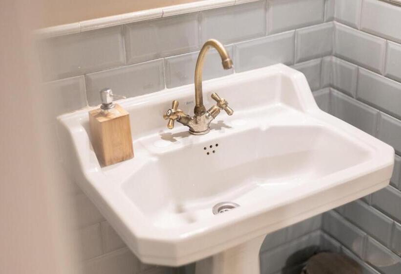 اتاق لوکس, Birdhouse