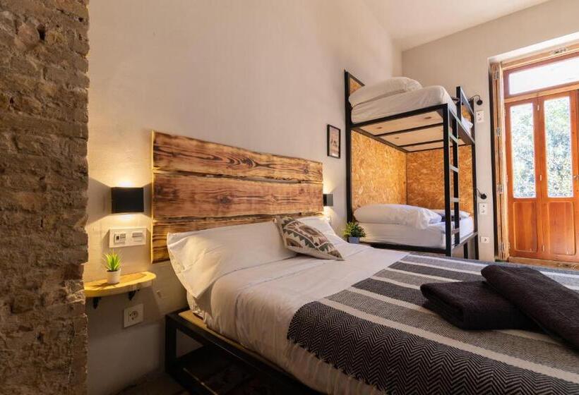 اتاق استاندارد چهارنفره با سرویس بهداشتی مشترک, Birdhouse