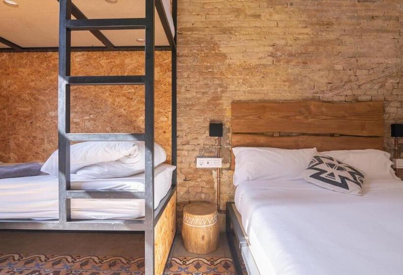 اتاق استاندارد چهارنفره با سرویس بهداشتی مشترک, Birdhouse