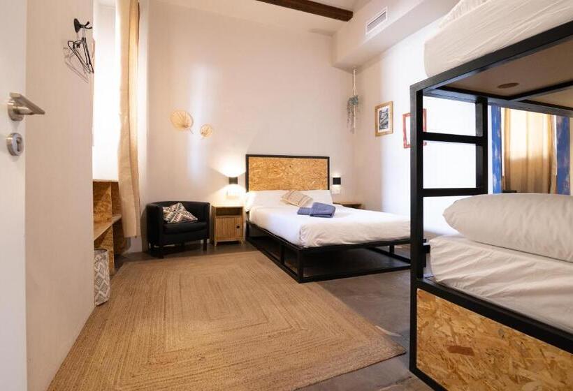 اتاق استاندارد چهارنفره با سرویس بهداشتی مشترک, Birdhouse