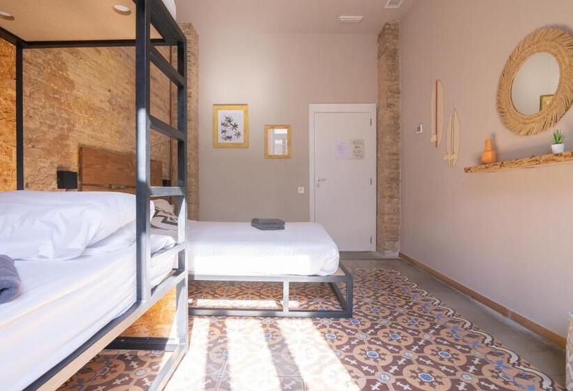 اتاق استاندارد چهارنفره با سرویس بهداشتی مشترک, Birdhouse