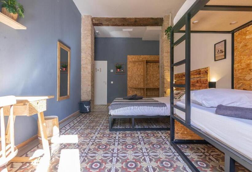 اتاق استاندارد چهارنفره با سرویس بهداشتی مشترک, Birdhouse