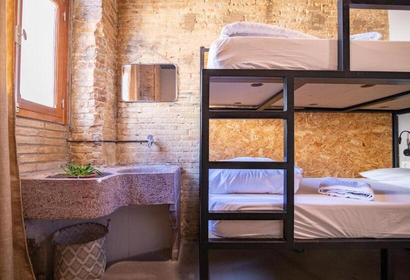 اتاق استاندارد چهار تخته, Birdhouse