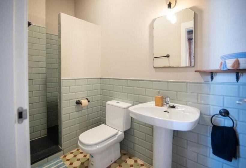 اتاق استاندارد چهار تخته, Birdhouse