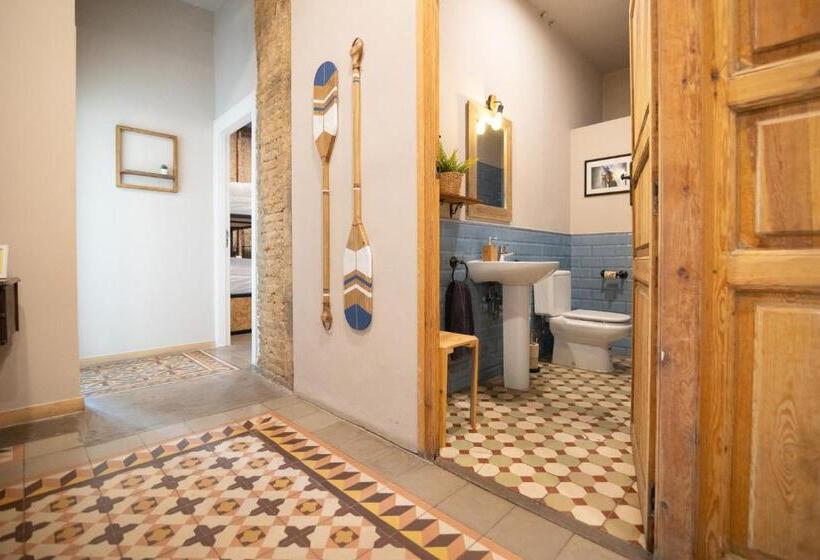 اتاق استاندارد با سرویس بهداشتی مشترک, Birdhouse