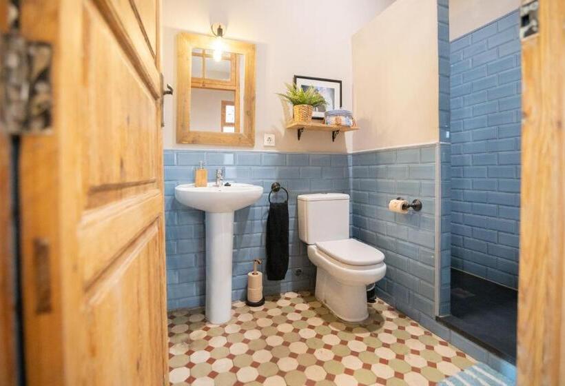 اتاق استاندارد با سرویس بهداشتی مشترک, Birdhouse