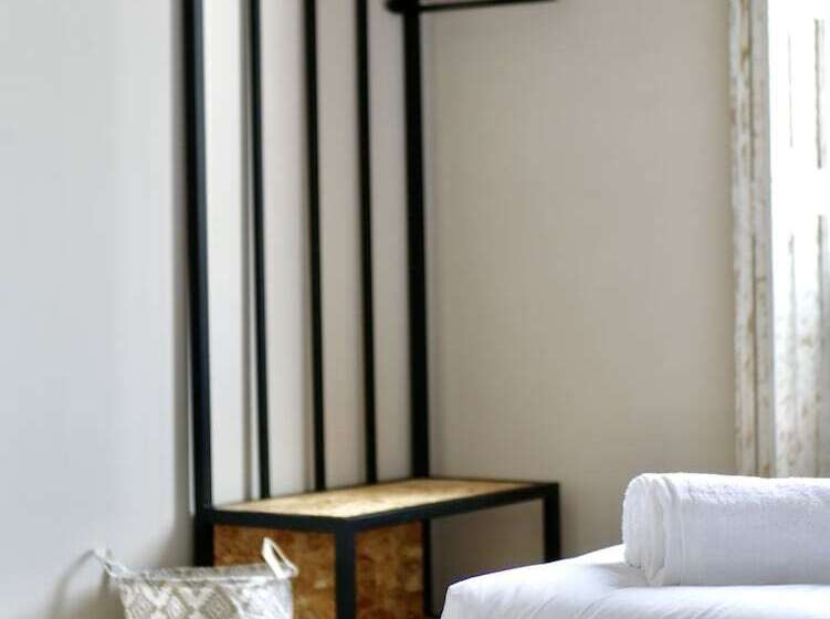 اتاق استاندارد با سرویس بهداشتی مشترک, Birdhouse