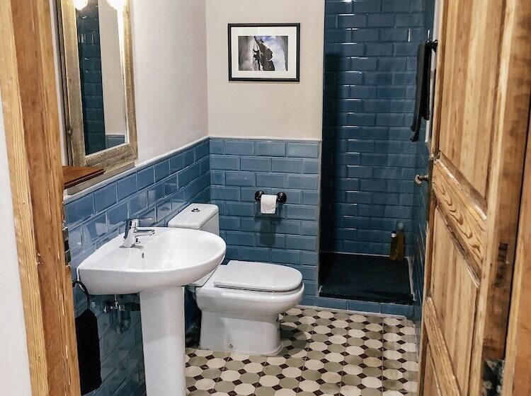 اتاق استاندارد چهارنفره با سرویس بهداشتی مشترک, Birdhouse