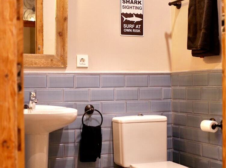 اتاق استاندارد چهارنفره با سرویس بهداشتی مشترک, Birdhouse