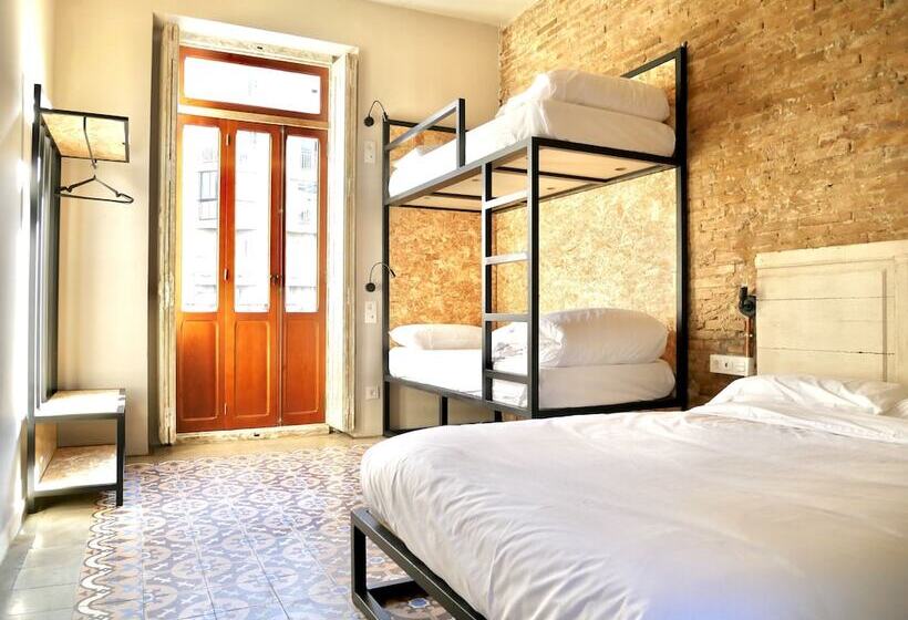 اتاق استاندارد چهارنفره با سرویس بهداشتی مشترک, Birdhouse