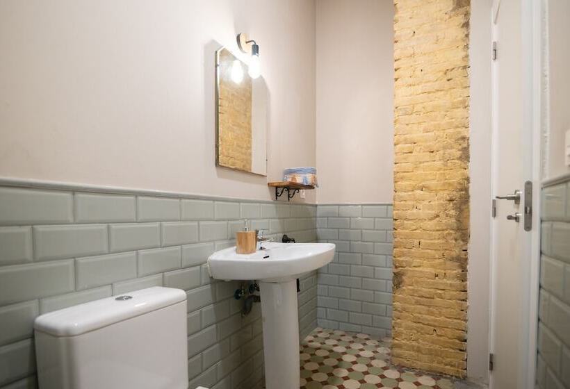 اتاق استاندارد چهار تخته, Birdhouse