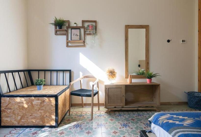 اتاق لوکس, Birdhouse