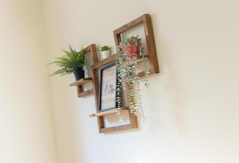 اتاق لوکس, Birdhouse