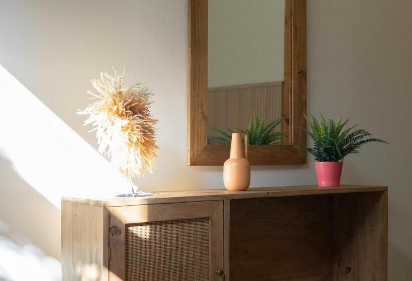 اتاق لوکس, Birdhouse