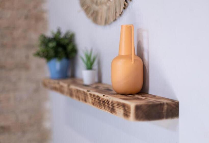 اتاق استاندارد چهارنفره با سرویس بهداشتی مشترک, Birdhouse