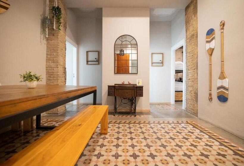 اتاق استاندارد چهار تخته, Birdhouse