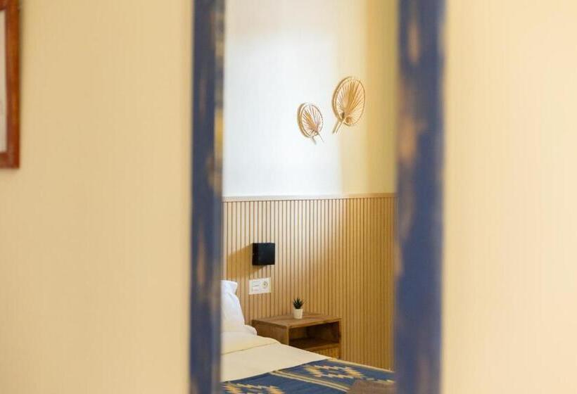 اتاق استاندارد با سرویس بهداشتی مشترک, Birdhouse