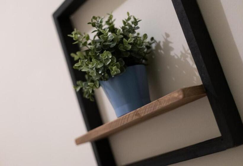 اتاق استاندارد, Birdhouse