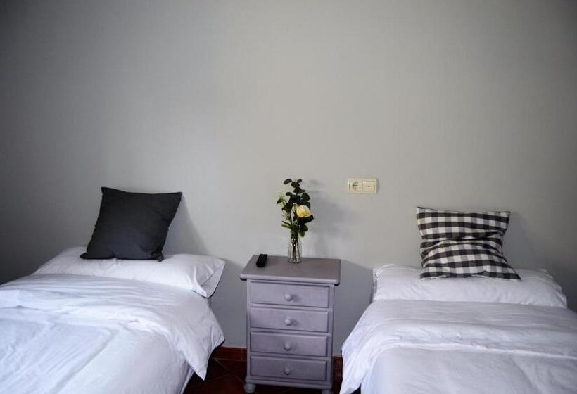 اتاق استاندارد, The Hostel