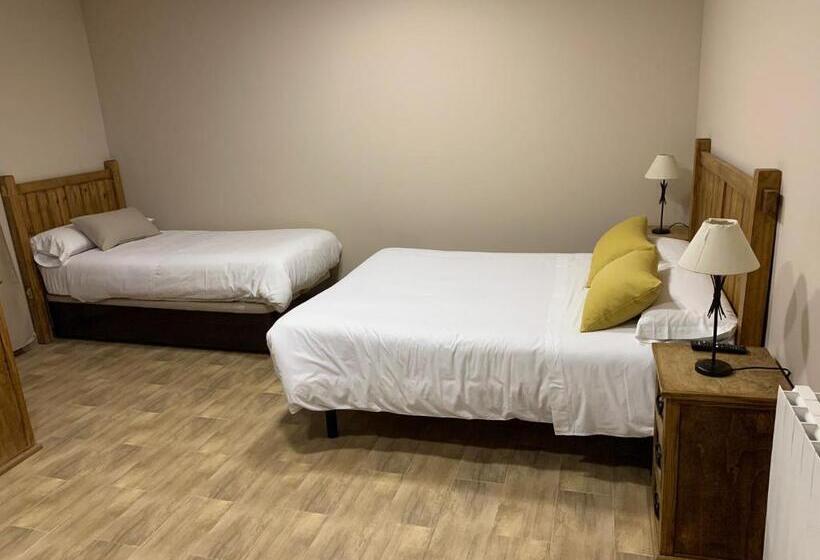 חדר סטנדרט לארבעה, The Hostel