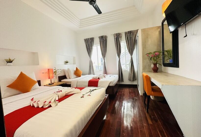 プールビューファミリールーム, Central Corner Suite