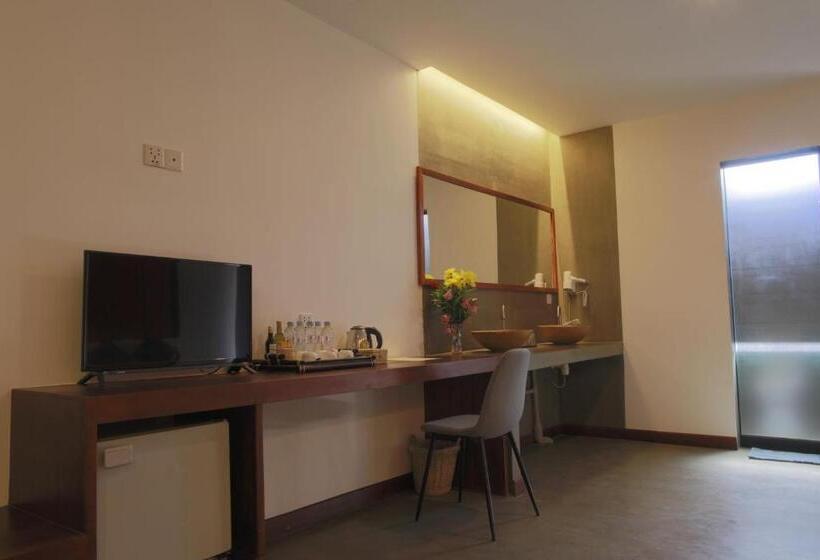 プールビューファミリールーム, Central Corner Suite