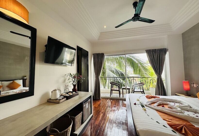 プールビューファミリールーム, Central Corner Suite