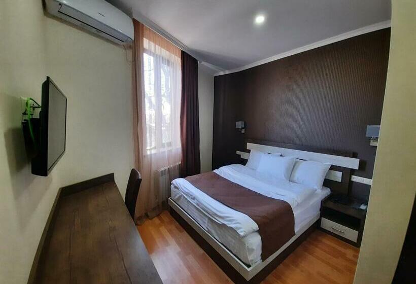 اتاق اکونومی, Cherry Garden Boutique