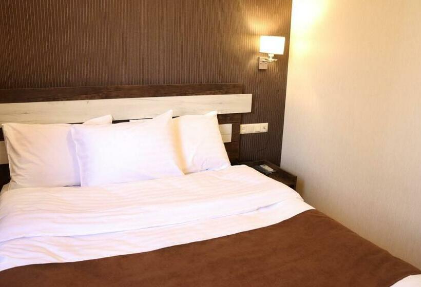 اتاق اکونومی, Cherry Garden Boutique