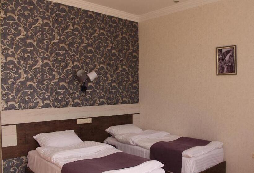 اتاق لوکس با چشم‌انداز شهر, Cherry Garden Boutique