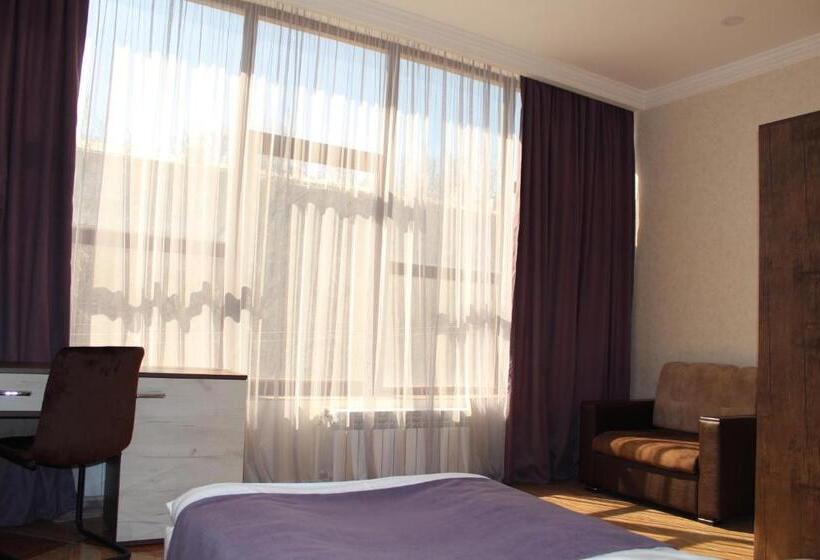 اتاق لوکس با چشم‌انداز شهر, Cherry Garden Boutique