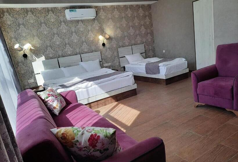 سوییت خانوادگی, Cherry Garden Boutique