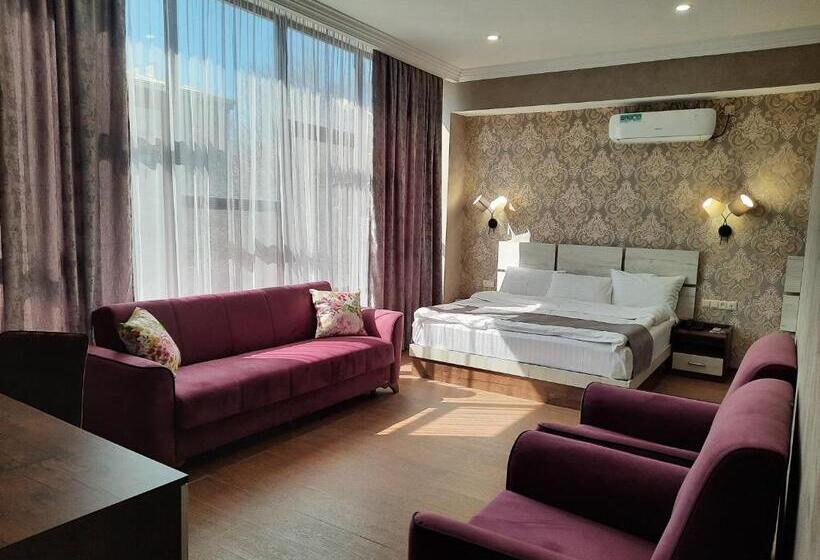 سوییت خانوادگی, Cherry Garden Boutique