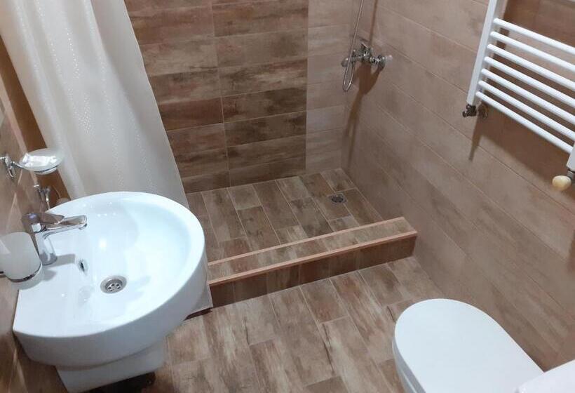 سوییت خانوادگی, Cherry Garden Boutique