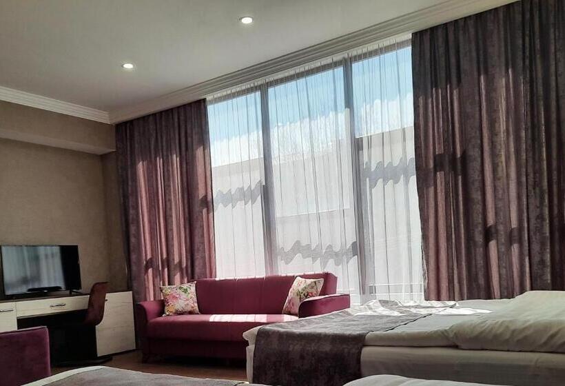 سوییت خانوادگی, Cherry Garden Boutique