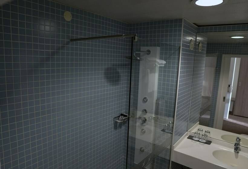 غرفة قياسية ثلاثية, The One Grand Hotel da Póvoa