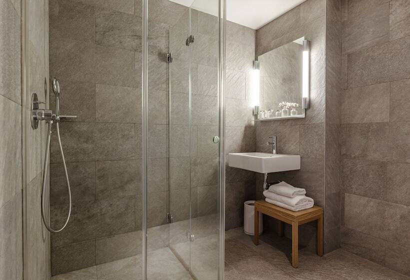 غرفة كلوب, 9hotel Republique