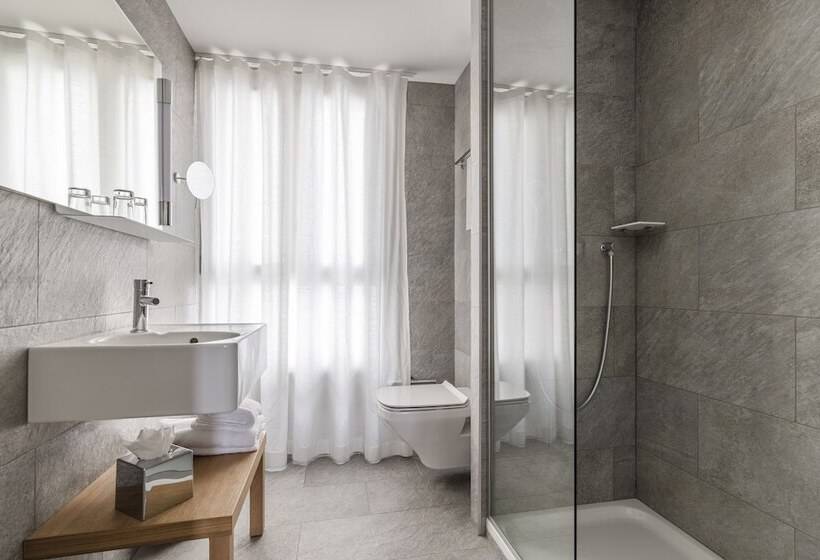 غرفة تنفيذية, 9hotel Republique